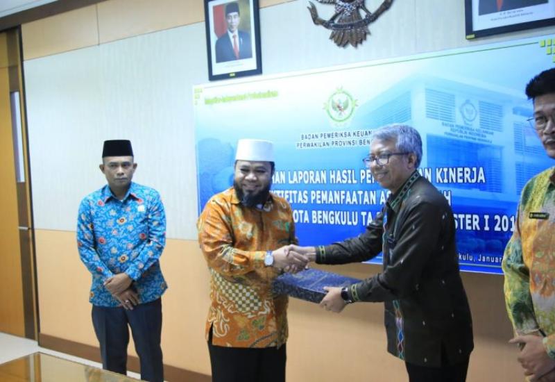 Momen Kepala BPK memberikan LHP ke Walikota Bengkulu