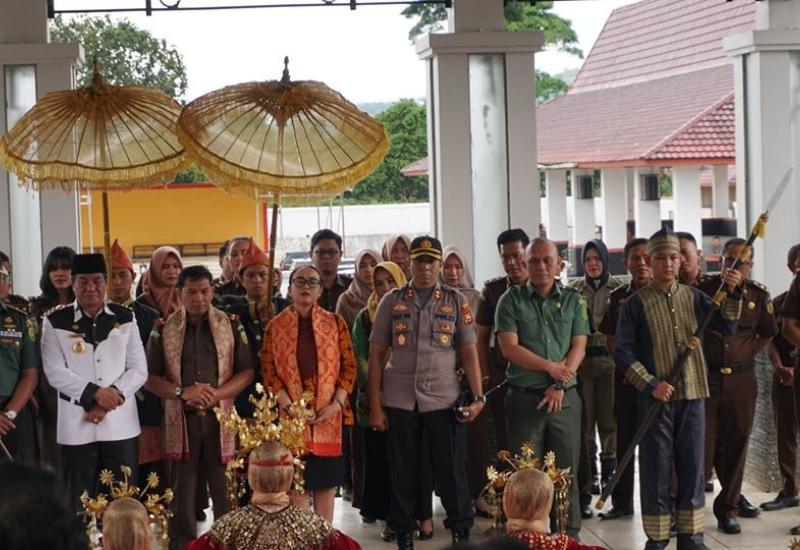 Kedatangan Kajari disambut dengan tarian.
