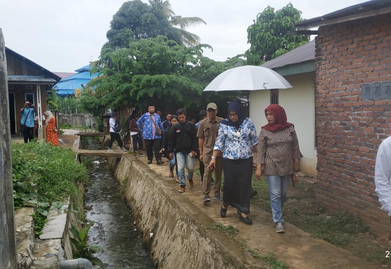 Anggota Komisi II DPRD Kota Bengkulu saat sidak lokasi permukiman kumuh di Kelurahan Padang Jati.