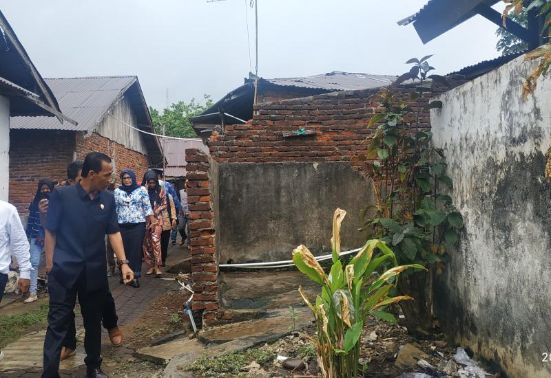Komisi II DPRD Kota Bengkulu saat sidak lokasi permukiman kumuh di Kelurahan Padang Jati.
