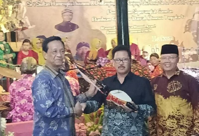 Raja Keraton Yogyakarta saat memberikan satu set gamelan.