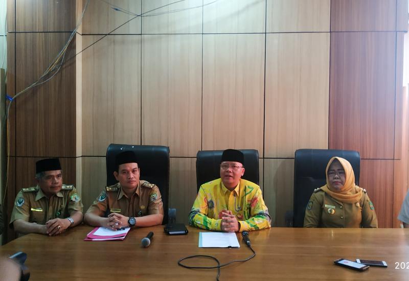 Gubernur beserta Kadinkes Provinsi dan Kota, serta beberapa pihak terkait.