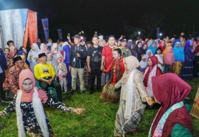 Gubernur Rohidin saat menyaksikan tarian Gadai.