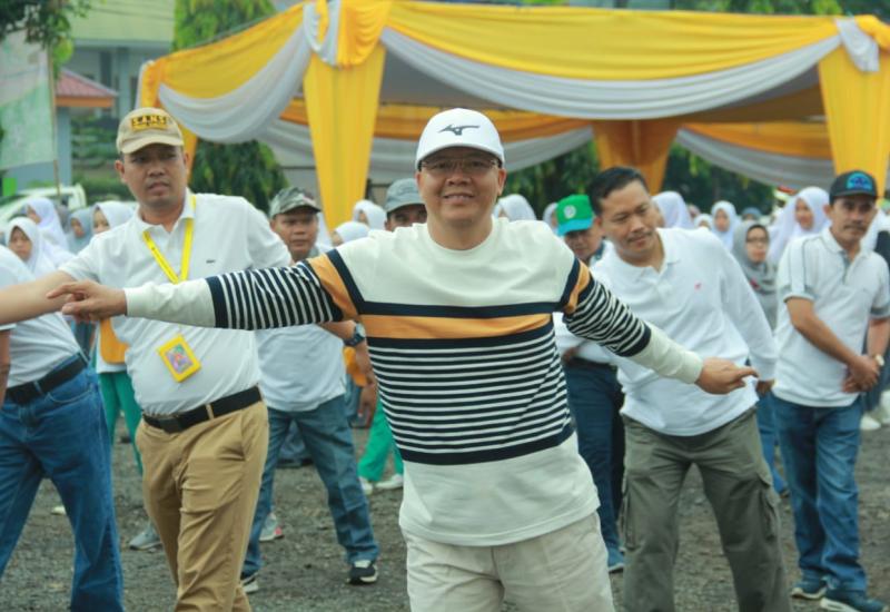 Gubernur Rohidin saat melaksanakan senam germas di Dinkes Provinsi Bengkulu.