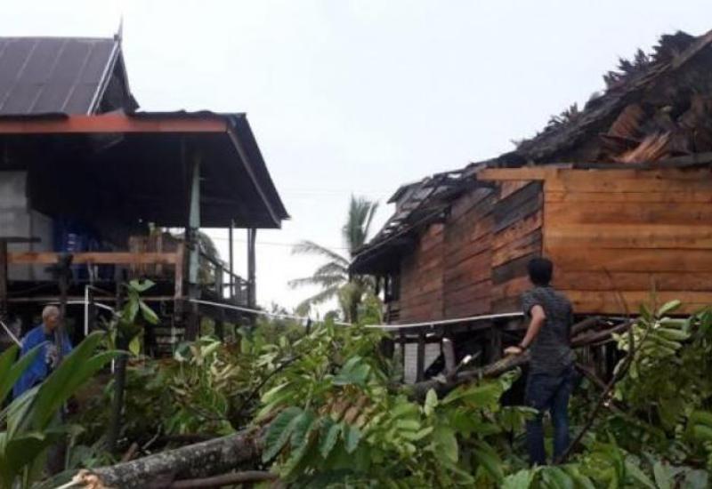 Kondisi rumah warga yang rusak akibat angin puting beliung.