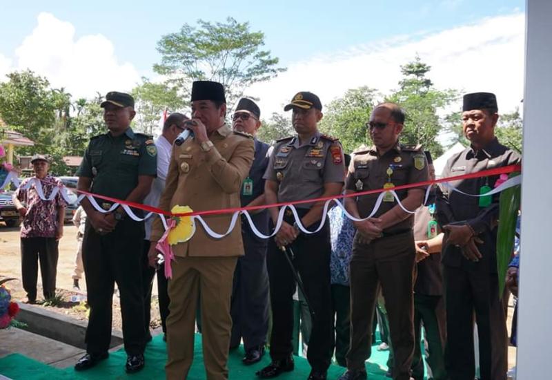 Pengguntingan pita.