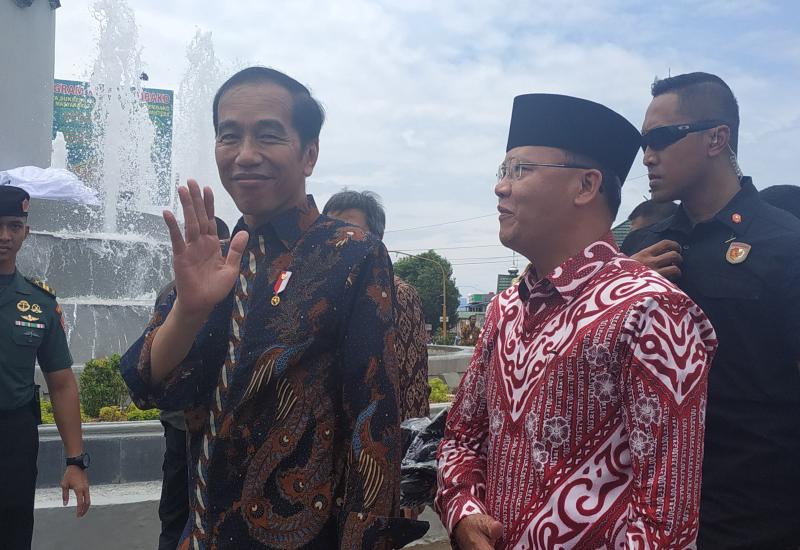 Presiden Joko Widodo bersama Gubernur Bengkulu Rohidin Mersyah.