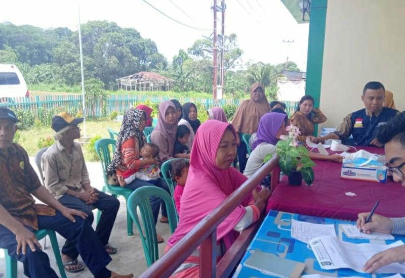 Salah satu warga yang merasa senang ada pemeriksaan kesehatan gratis.