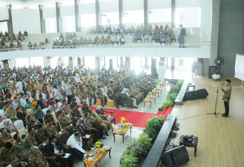 Gubernur Rohidin saat menyampaikan arahannya.