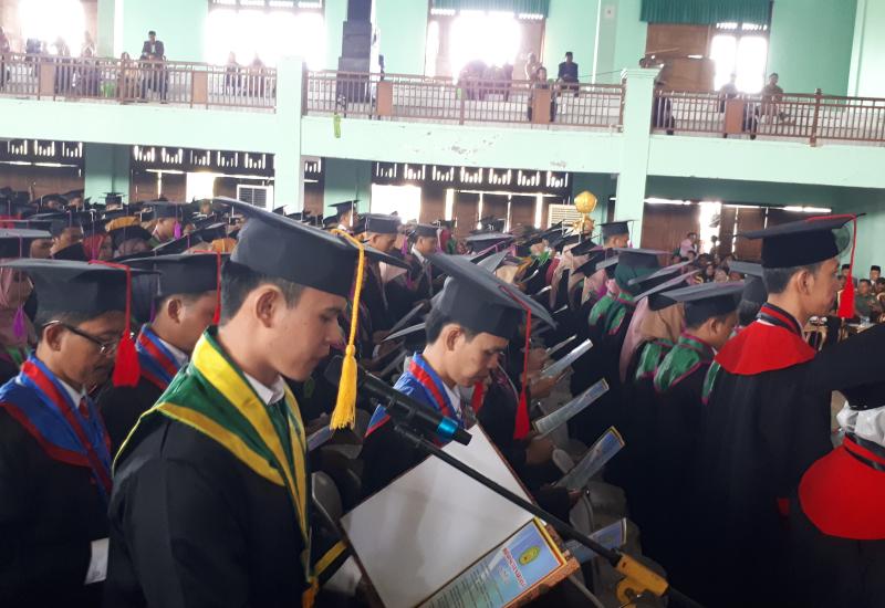 Saat pembacaan ikrar alumni di wisuda angkatan XIV IAIN Bengkulu.