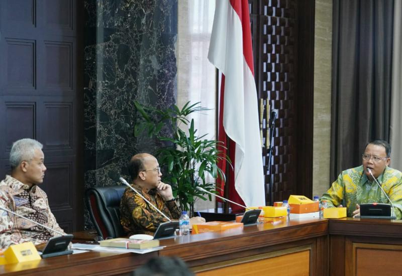 Gubernur Rohidin saat menyampaikan gagasannya.