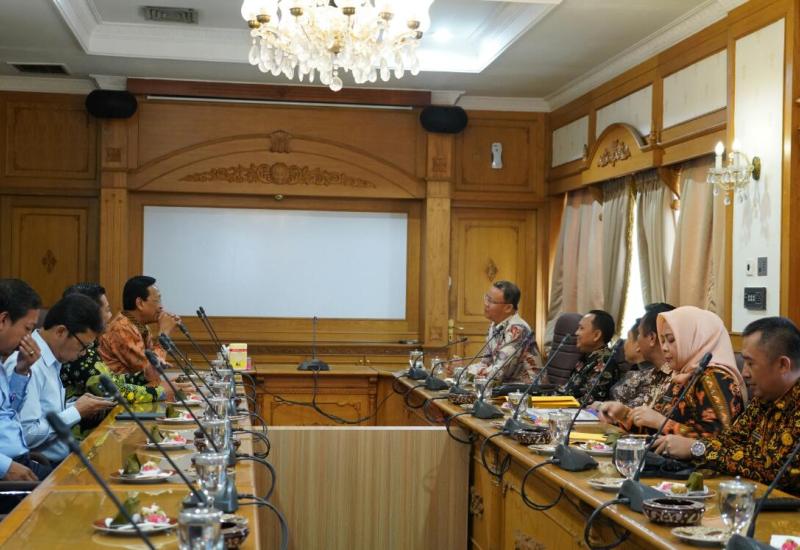 Gubernur Rohidin saat menyampaikan keinginan masyarakat suku jawa di Bengkulu kepada Sri Sultan Hamengkubuwono X.