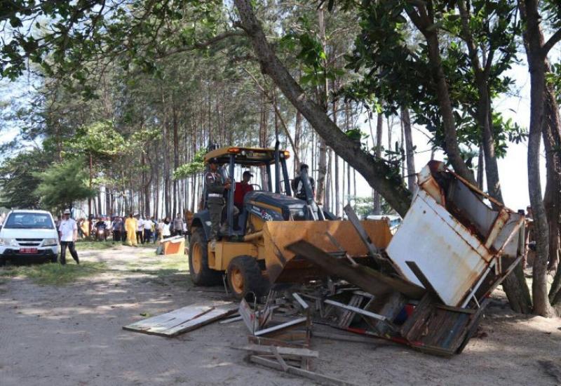 saat pondok pedagang digusur menggunakan alat berat. Doc : MC Kota Bengkulu