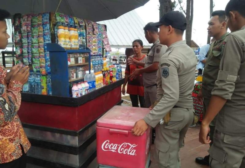 Satpol PP saat mengimbau PKL di wisata Pasir Putih.