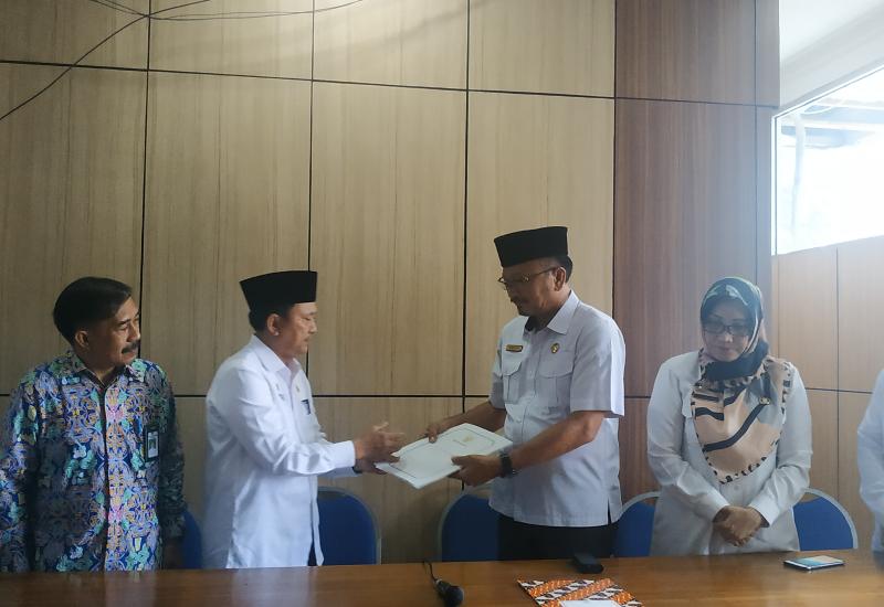 Penyerahan surat keputusan pengelolaan pantai panjang.