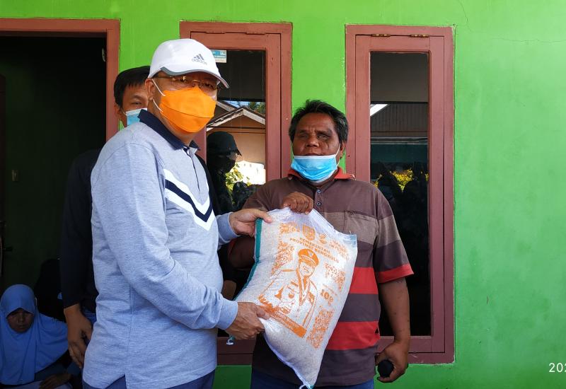 Asmadi saat menerima bantuan berad yang diberikan langsung oleh Gubernur Bengkulu Rohidin Mersyah.