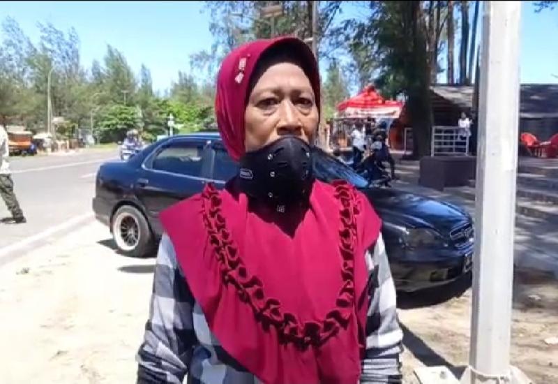 Warga Pesisir Pantai, Martini.