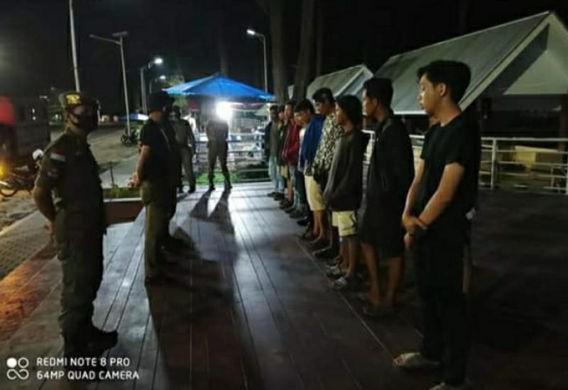 Asyik Nongkrong, Kerumunan Pemuda Ini Dibubarkan Satpol PP Kota