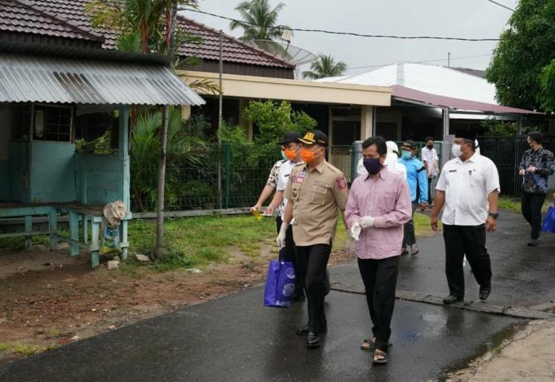 Beri Semangat, Gubernur Besuk Pasien Positif Covid-19