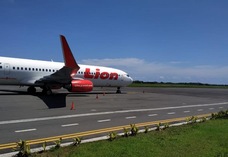 AMBONEWS.COM, Bengkulu - Penerbangan Bandara Fatmawati - Soekarno (Fatsoe) Bengkulu diisukan ditutup akibat Pandemi Covid-19, padahal karena tidak ada penumpang, penerbangan komersial dihentikan sementara.  Executive General Manager (EGM) Angkasa Pura II Sarosa menjelaskan, Penerbangan Bandara Fatsoe bukan ditutup, melainkan tidak adanya penumpang menjadi salah satu faktor utama penerbangan komersial dihentikan sementara, mulai 24 April 2020 sampai dengan 1 Juni 2020.  Selain itu, juga berdasarkan Permenhub