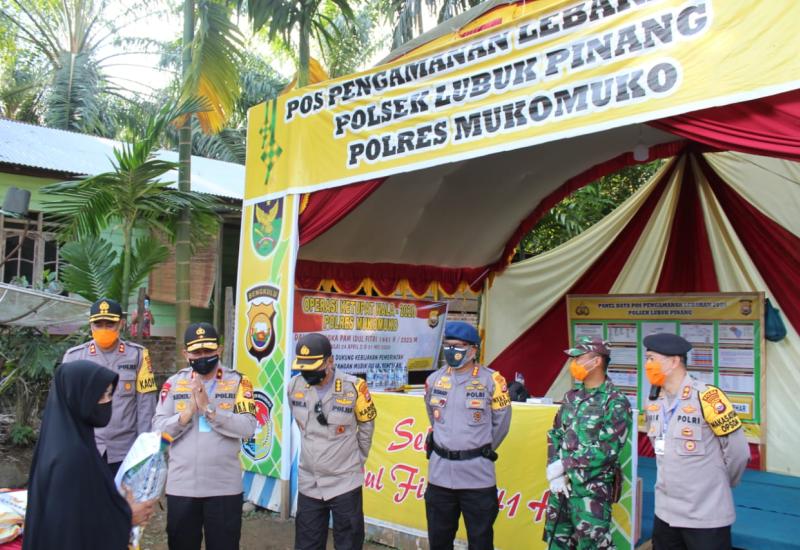 Waka Polda Serahkan Bantuan di Pospam Perbatasan Bengkulu - Sumbar