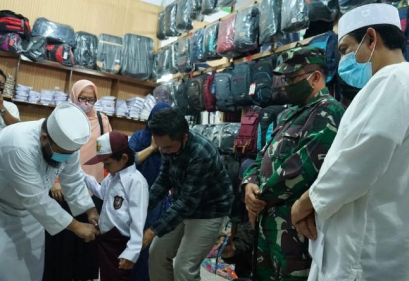 Dapat Seragam Baru, Latif Akhirnya Bisa Lanjut Sekolah 
