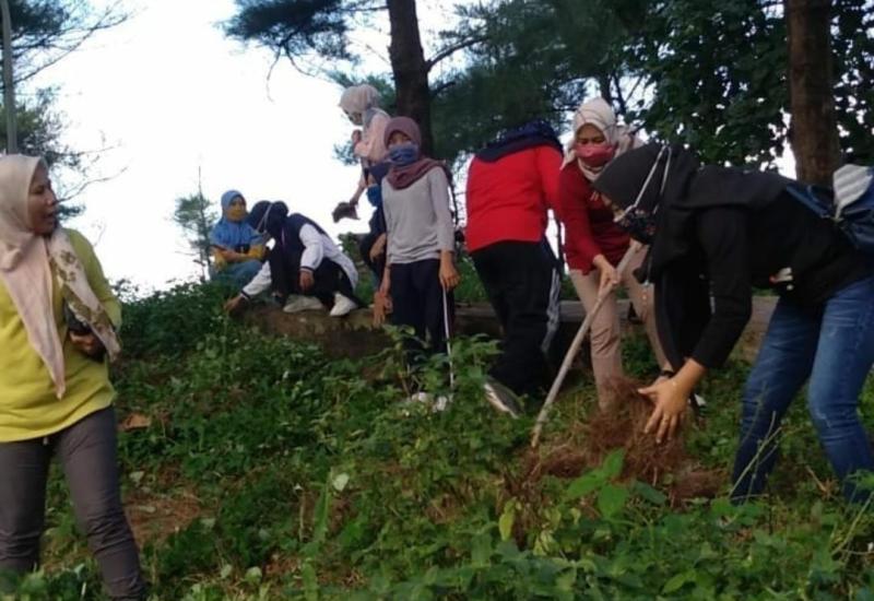 Jum'at Bersih, Pegawai Pemkot Bersihkan Kawasan Pantai Panjang
