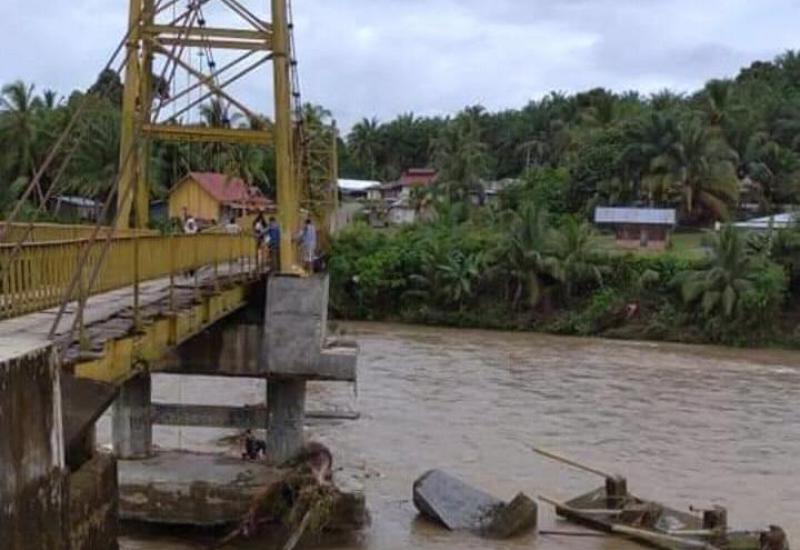 Jembatan Penghubung Dua Desa di Mukomuko Memprihatinkan