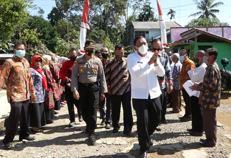 Ribuan Murid SD/SMP di BU Dapat Seragam Sekolah Gratis