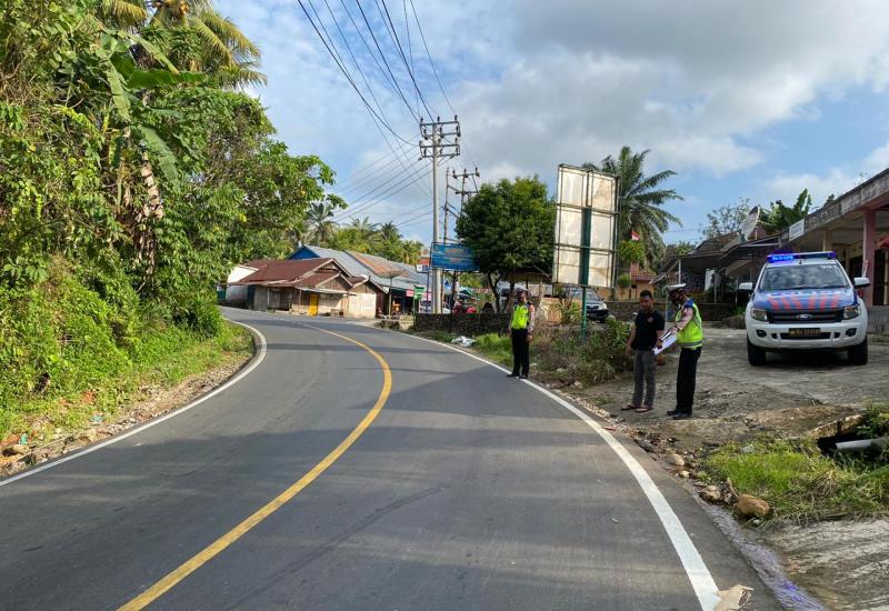 Diduga Terlalu Melebar Ditikungan, Minibus Hantam Pemotor Hingga Tewas
