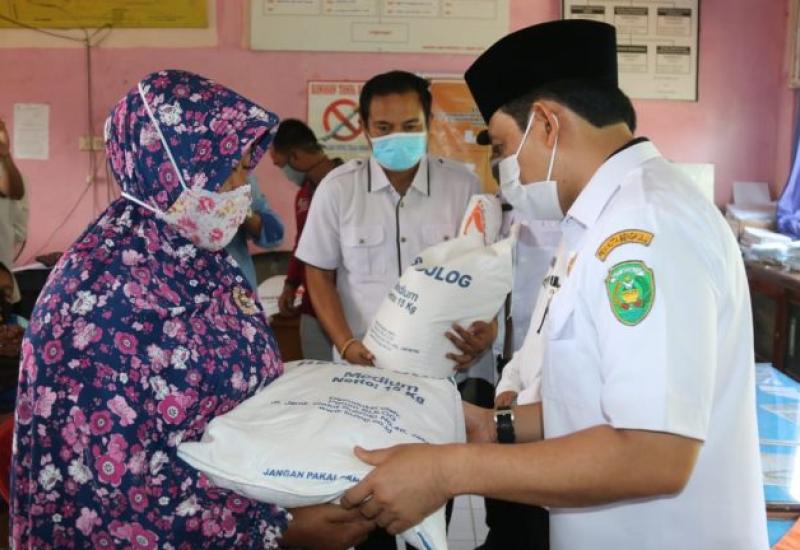 946 KPM di 3 Kelurahan Terima 15 Kg Bansos Beras