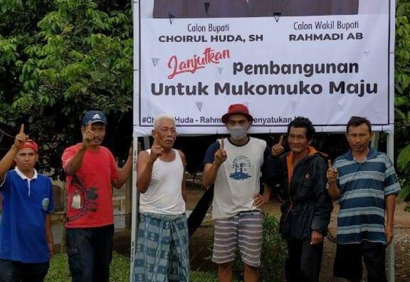 Pasang Baliho Raksasa, Tim Pemenangan Huda - Rahmadi : Cabub 01 Menang