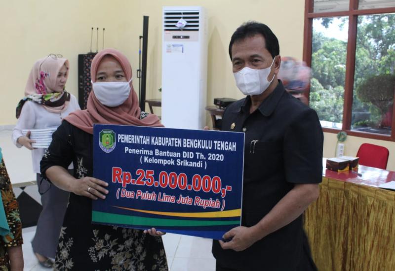 Dorong Perekonomian Warga Dimasa Pandemi, Bupati Salurkan Bantuan