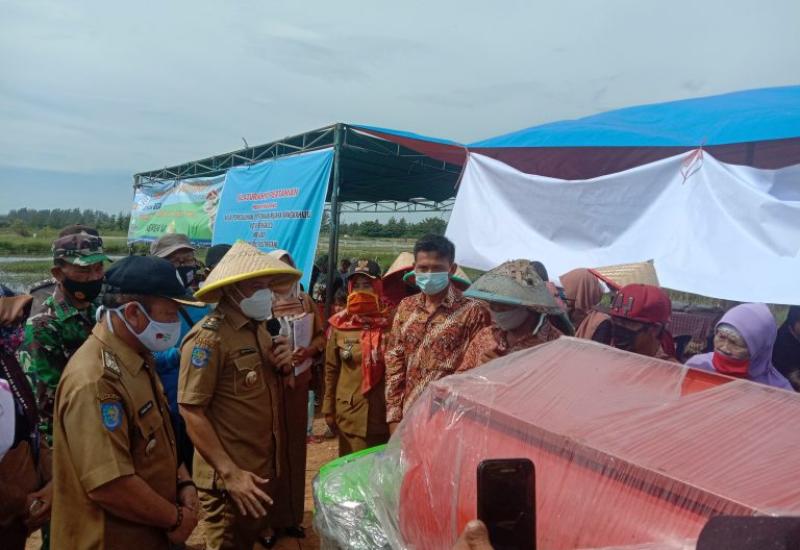 Bahagiakan Petani, Pemkot Serahkan Rice Thresher