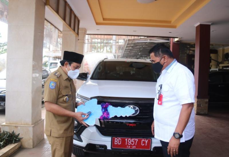 Bantu Perlancar Operasional, Pemkot Hibahkan 1 Unit Minibus ke Dit Reskrimsus Polda Bengkulu