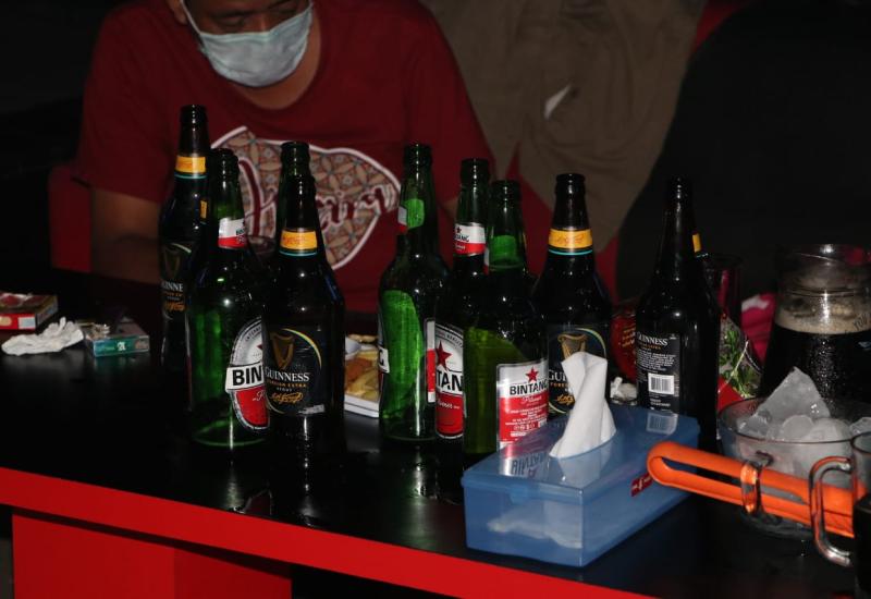 Razia Tempat Hiburan Malam, Polisi Sita Puluhan Botol Miras