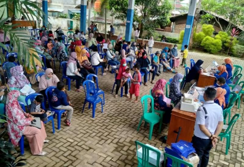 Bantuan Seragam Sekolah Disalurkan Dalam Bentuk Tabungan BPRS Fadillah