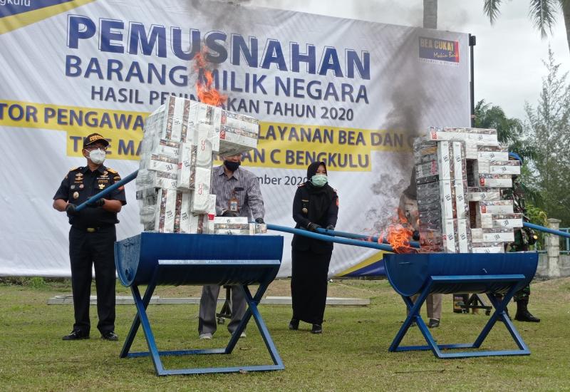 Rokok Ilegal, Minuman Serta Barang Pornografi Senilai Rp308,6 Juta Dibakar