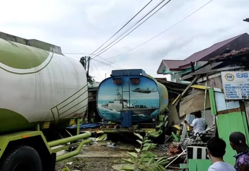 Elak Motor, Truk Tangki Tabrak Pembatas Jalan dan Hantam 3 Bangunan