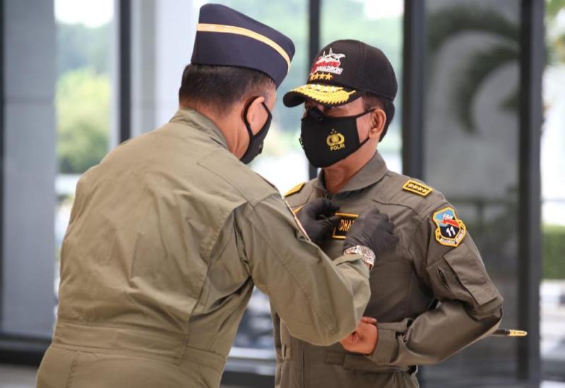 Kapolri Dianugerahi Wing Kehormatan Penerbang dan Brevet Kapal Selam Hiu Kencana