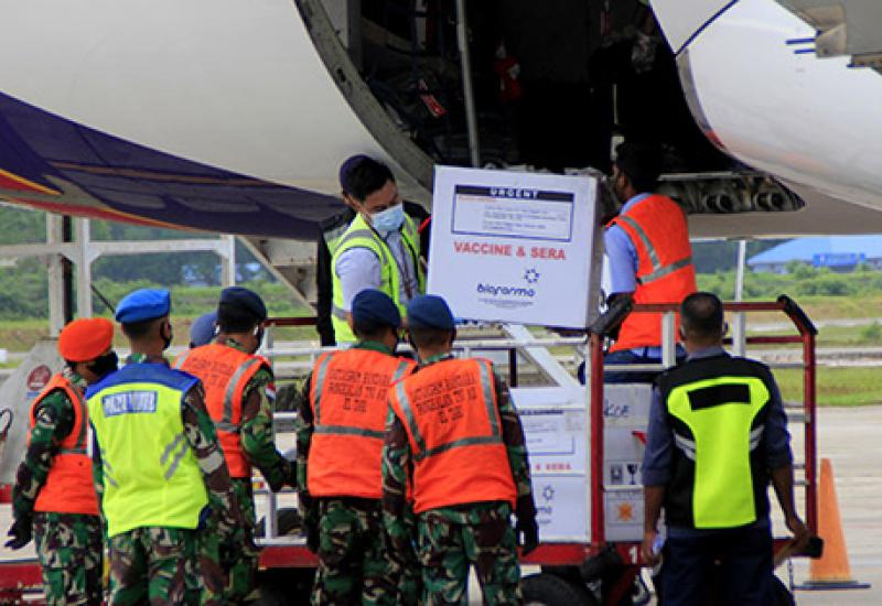 Petugas kargo pesawat menurunkan satu koli vaksin COVID-19 Sinovac di Bandara El Tari Kupang, Kota Kupang, NTT Selasa (5/1/2021). Sebanyak 13.200 dosis vaksin COVID-19 Sinovac tahap pertama tiba di NTT yang diperuntukan bagi 6.600 tenaga kesehatan di provinsi itu. - (antarafoto)