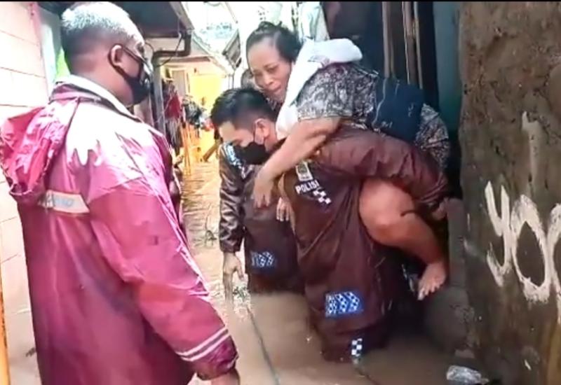 Evakuasi korban banjir