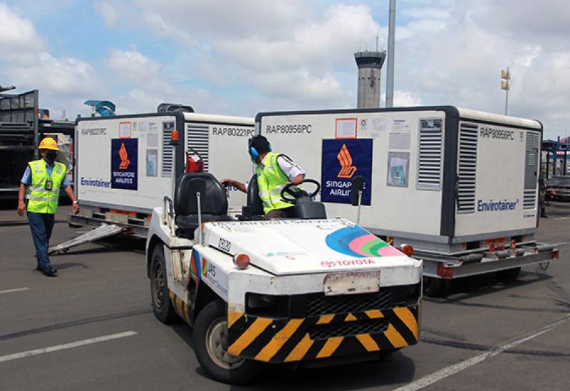 Pekerja cargo membawa Envirotainer berisi vaksin COVID-19 Sinovac setibanya dari Beijing di Terminal Cargo Bandara Soekarno Hatta, Tangerang, Banten, Selasa (2/2/2021). Sebanyak 10 juta dosis vaksin COVID-19 Sinovac tiba di Indonesia. - (antarafoto)