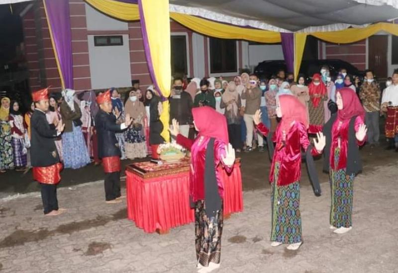 Tari adat