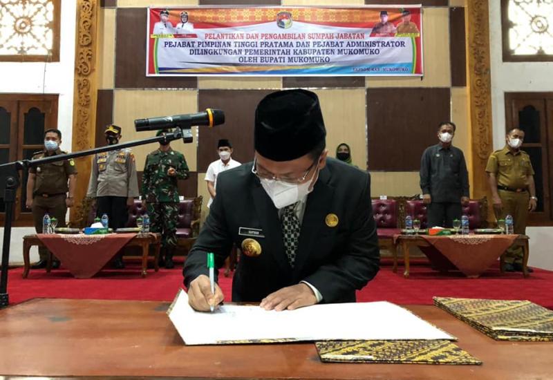 bupati sapuan tandatangani sk