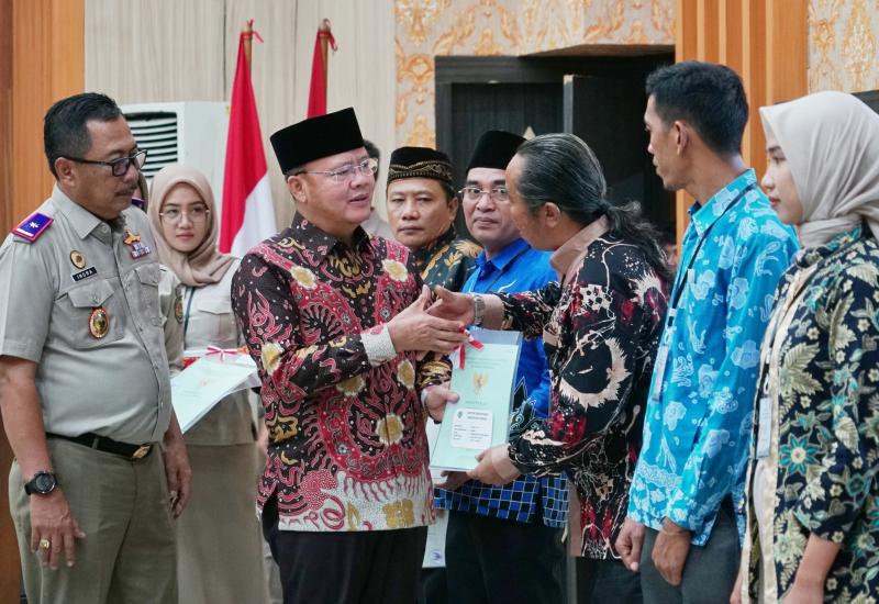 Bagikan 200 Sertipikat Tanah PTSL