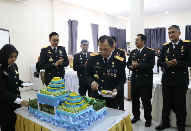 Potong tumpeng 