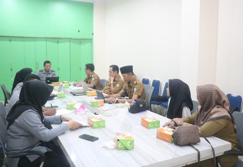 Bengkulu- Kantor Wilayah Kementerian Hukum dan HAM Bengkulu Fasilitasi kegiatan Harmonisasi Rancangan Perda Kabupaten Kepahiang pada hari Selasa (25/06/2024) yang bertempat di aula Fatmawati Kanwil Kemenkumham Bengkulu.  Kegiatan ini dipimpin Kepala Kantor Wilayah (Santosa) yang diwakili oleh JFT Perancang Peraturan Perundang-Undangan Ahli Madya (Jisi Nasistiawan). Adapun peserta rapat terdiri dari Tim Pengharmonisasian Kanwil Bengkulu (Dwita Fransisca, Anita Afriani, Nurbaiti dan Rama Apriansyah) dan Tim d