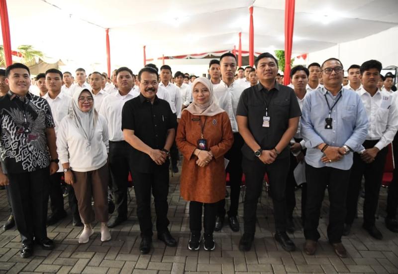 Jakarta - Seleksi penerimaan pegawai dan sekolah kedinasan menjadi agenda rutin bagi Kementerian Hukum dan HAM (Kemenkumham) di tiap tahunnya. Dengan terus menjunjung nilai bersih dan transparan, Kemenkumham kembali membuka seleksi penerimaan Calon Taruna/i (Catar) Politeknik Imigrasi (Poltekim) dan Politeknik Ilmu Pemasyarakatan (Poltekip) Tahun Anggaran 2024.  Pelaksanaan seleksi bersih tanpa pungli tersebut diperkuat oleh Kepala Biro Sumber Daya Manusia (SDM) Sekretariat Jenderal, Supartono. Supartono me