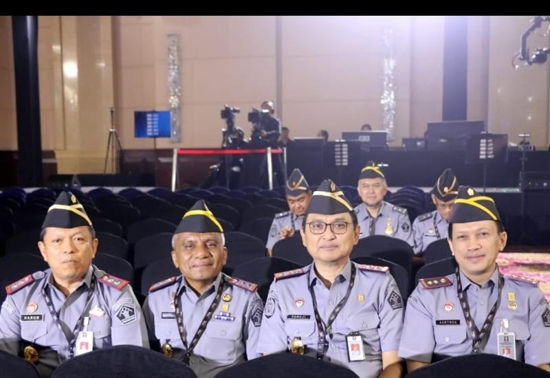 Jakarta – Kepala Kantor Wilayah Kementerian Hukum dan HAM Bengkulu (Santosa) didampingi Kepala Divisi Keimigrasian (Victor Manurung) menghadiri peluncuran golden Visa oleh presiden Joko Widodo, siang hari ini, Kamis (25/7/2024) di Hotel Ritz Carlton Jakarta.  Golden Visa adalah produk keimigrasian yang memungkinkan warga negara asing berkualitas masuk dan tinggal di Indonesia dalam jangka waktu lima sampai 10 tahun.  Warga asing pemegang Golden Visa bisa mendapatkan berbagai manfaat yang berbeda dengan warg